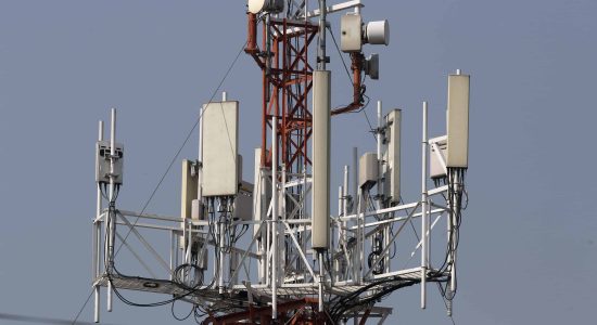 Slim\’s Telesites Spinoff Plan Is Challenge to American Tower An America Movil SAB telecommunications tower stands on top of a building in Mexico City, Mexico, on Wednesday, April 15, 2015. America Movil SAB shareholders are preparing to vote Friday on a spinoff of as many as 11,000 wireless towers in Mexico, a move that would create Latin America\'s second-largest renter of tower space. Photographer: Susana Gonzalez/Bloomberg